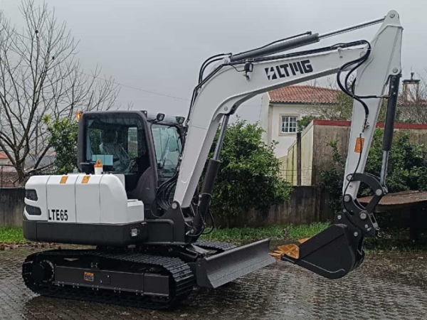 Portugal - 6.5 ton crawler excavator