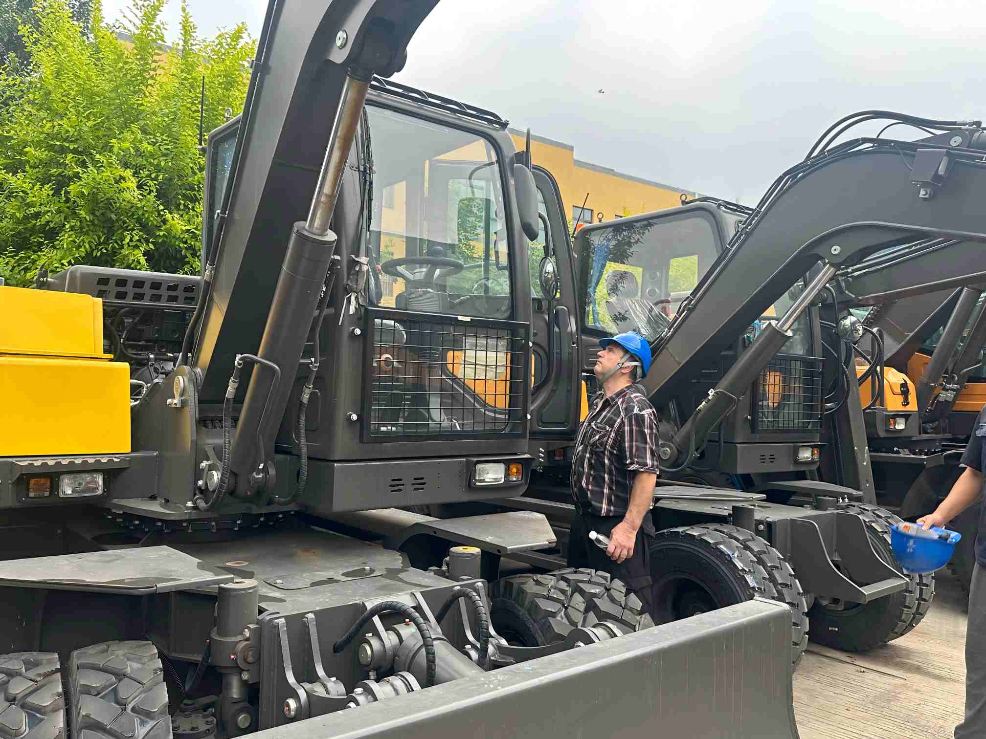 Excavator Factory Visit: Australian Clients Complete On-Site Machine Testing