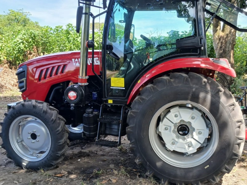 Un client du Salvador utilise le tracteur LTMG LTB100 pour ses opérations agricoles.